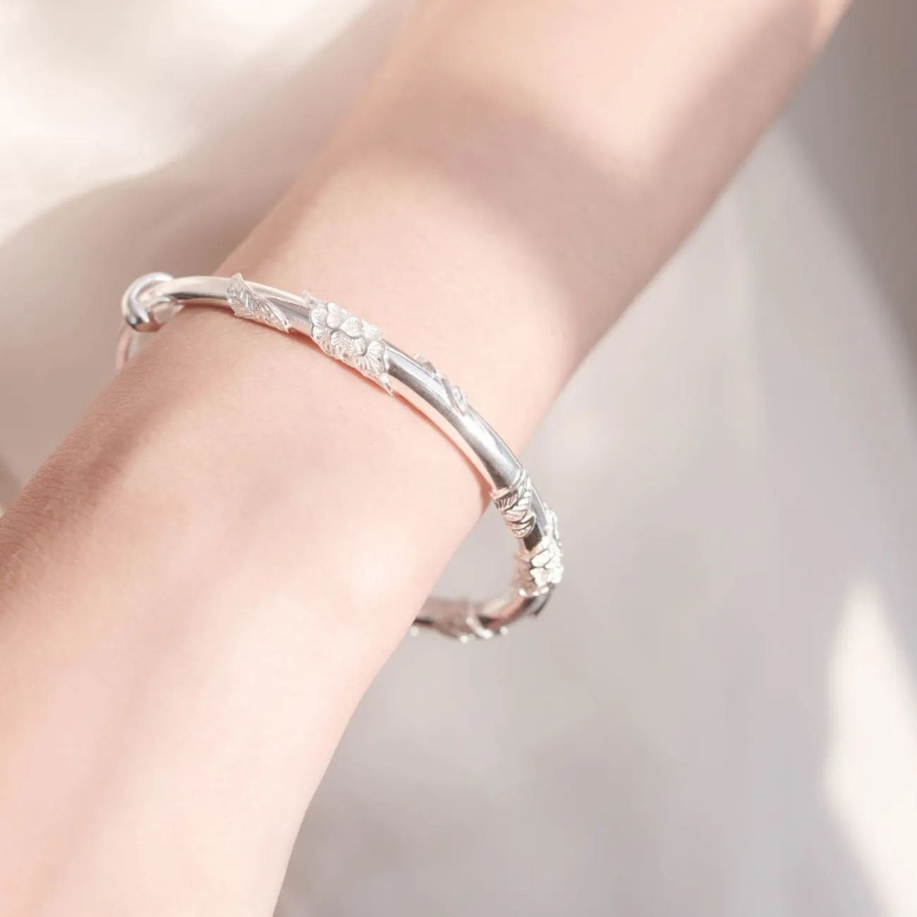 Light-luxury Floral Bracelet For Women Solid Youthful And Niche